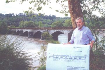 L'auteur Maurice Clément Guide du Patrimoine Savoie Mont Blanc devant le pont Cuénot à Montmélian