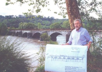 L'auteur Maurice Clément Guide du Patrimoine Savoie Mont Blanc devant le pont Cuénot à Montmélian