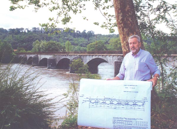 L'auteur Maurice Clément Guide du Patrimoine Savoie Mont Blanc devant le pont Cuénot à Montmélian