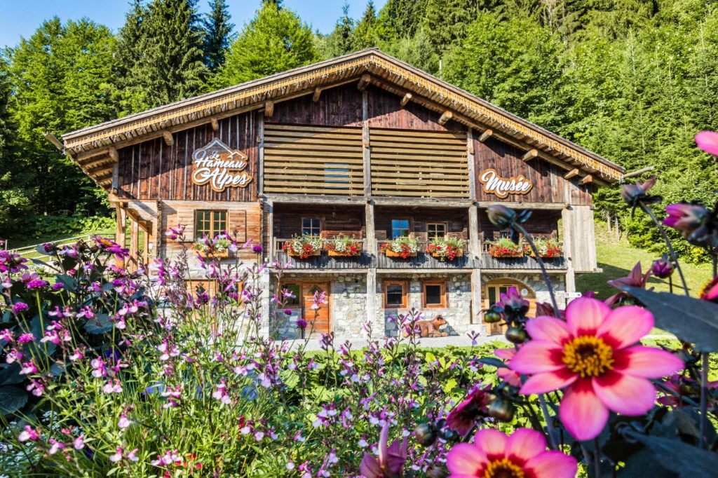 La Clusaz Hameau des Alpes avec les Guides PSMB ©Julie MUGNIERY